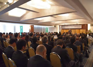 200名の参加者を前に講演をするインドネシア大使