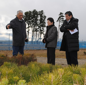 プロジェクトの佐々木廣一統括（左）から説明を受ける中野会長と永石安明専務理事（第一育苗場）