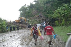 2012年の洪水時にシンガトカの町に行く唯一の道ががけ崩れで寸断された様子