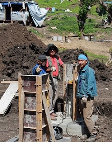 村の再建に向けて元気に頑張る村の人々とボランティア