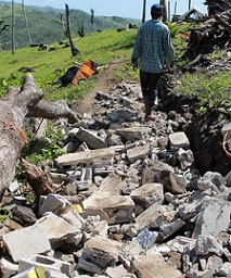 村には崩壊した家々の瓦礫が残る
