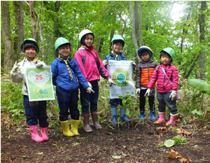 里山での植林に参加した子どもたち（北海道）
