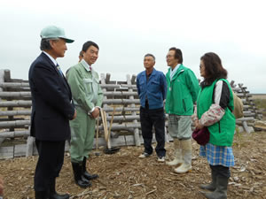 「名取市海岸林再生の会」メンバーに労いの言葉をかける村井知事（左から2番目）。左は佐々木市長