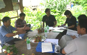 事前調査で意見を交換するオイスカ・タイのスタッフと村の代表者ら