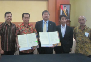 内務省からは協力促進センターのファトニ所長（左から2人目）が署名