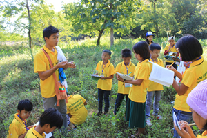  ミャンマーでのエコキャンプ。シンマ山での植物採集で植物の名前や特徴を一生懸命ノートに書き込む子どもたち 