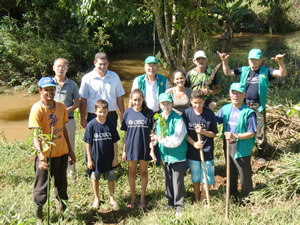 地域の子どもたちと記念植樹に参加する中野総裁（前列右から3番目）