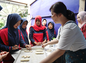 食品加工専門家による講習会でパンの作り方を学ぶ