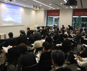 会場となったイトーキ東京イノベーションセンターSYNQAには70名ほどが集まった