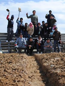 水はけの悪い植栽地で排水を促す溝を掘る西日本研修センターの研修生たち。完成度の高さは今後のボランティアのお手本となる