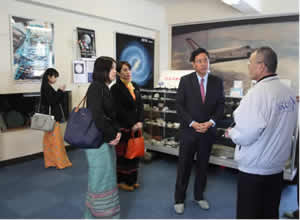 天文台の渡辺裕彦台長（右）から説明を受けるトゥレイン・タン・ズィン大使一行