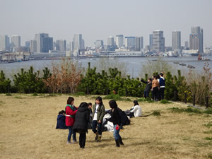 東京湾を隔て東京のビル群が見える