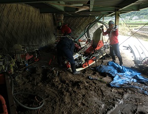 福岡県朝倉市の会員宅で土砂の片づけ を手伝う西日本研修センタースタッフ