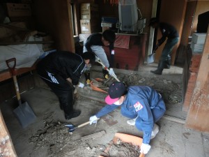 家屋の中にまで入り込んだ泥を片づける高校生ボランティア
