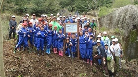 ライオン、山梨市、同市小学生らが森林整備活動に参加。“ふれあいの場”となっている