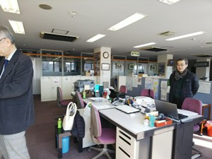 右に立っているのが北海道支部・事務局長の安達さん 