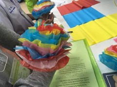 子ども達が作ったお花。色合いがなかなかすごいです