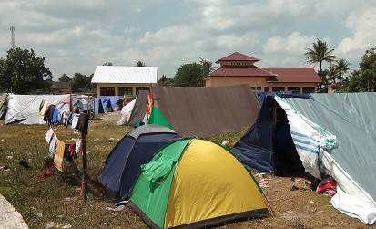 ①ベンゲル第3小学校の裏では、周辺住民がテントを張り、避難生活を送っている