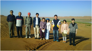 トングリ砂漠に立つ参加メンバー 左から４人目が富樫智所長 
