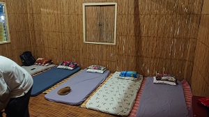バンブーハウス（竹でできた小屋）に寝ます