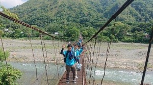 学校までは吊り橋を渡っていきました
