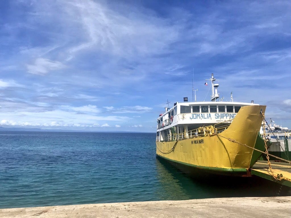 船に乗りセブ島からカモテス島へ旅行！ フィリピンには7,000以上の島があるという事を 留学前に初めて知り驚きました。