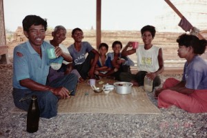 25年前、オイスカがミャンマーで活動を始めた当時、手伝いをしてくれた地元ミャンマー人の様子