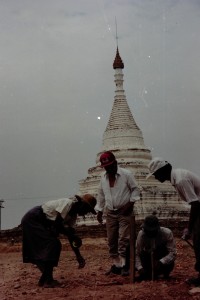 1996年、オイスカがミャンマーで研修センターを建設している様子