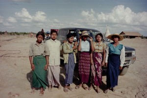 1996年、ミャンマーで研修センター建設途中の村人の様子