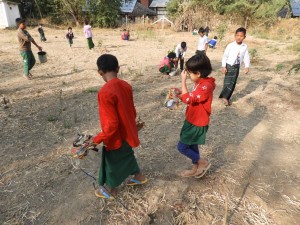 研修センターから500mのタマゴン小学校。毎朝、子どもたちは何も言わなくても散水、枯れ草を集めマルチング（保湿）、学校のゴミ拾いをしている